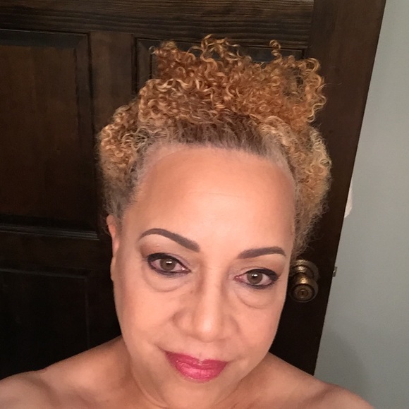 Meet your Posher, Carlene - Picture 2 of 2